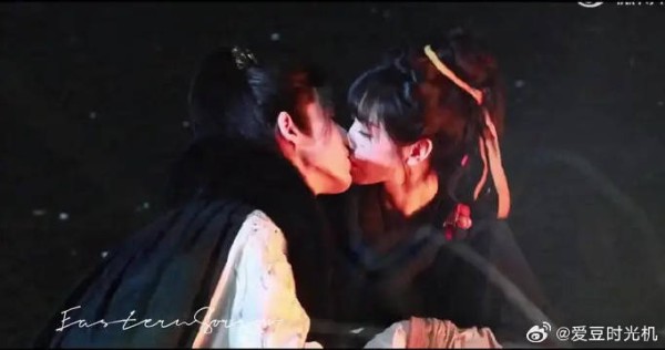 撒娇男人最好命！河边长玉吻了谢征两次嘴巴子而不是嘴角，之后他才回吻的