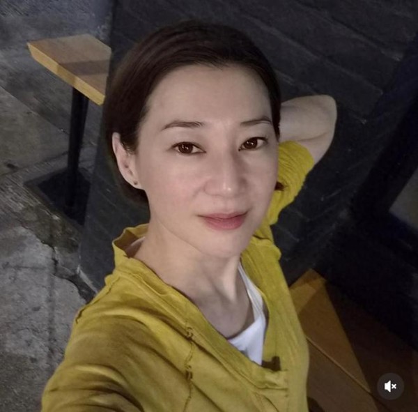 49岁港姐清空与丈夫合照,婚姻状况疑生变,二婚嫁入豪门隐忍多年