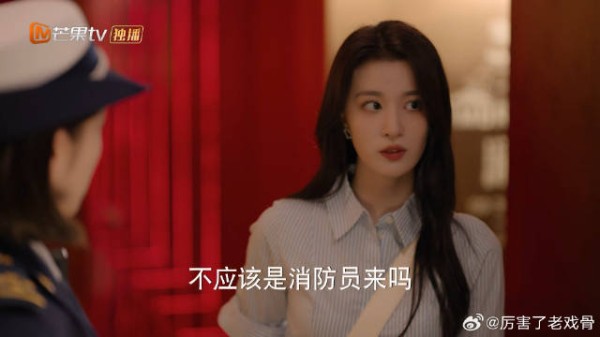 心机女为了嫁进豪宅，故意将酒倒在孟宴臣身上，引起他的注意