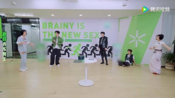 丁程鑫质疑刘宇宁舞技,刘宇宁反问何意