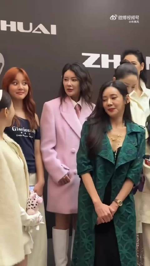 甜馨整体上像妈妈，但是眼睛像极了贾乃亮
