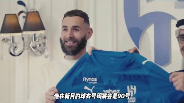 本泽马降薪加盟到利雅得新月的一天，都是怎么度过的？