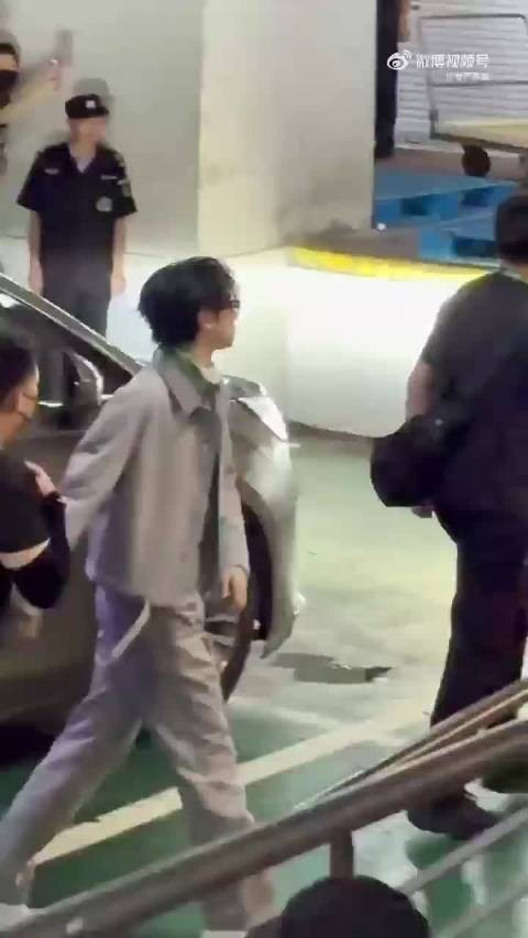 严浩翔下车插兜遇尴尬，发现衣服无兜愣住