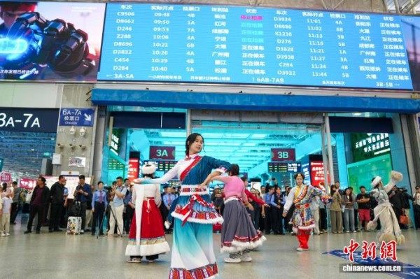 图为云南昆明，昆明站举行暑运活动，工作人员为旅客带来精彩演出。中新社记者 刘冉阳 摄