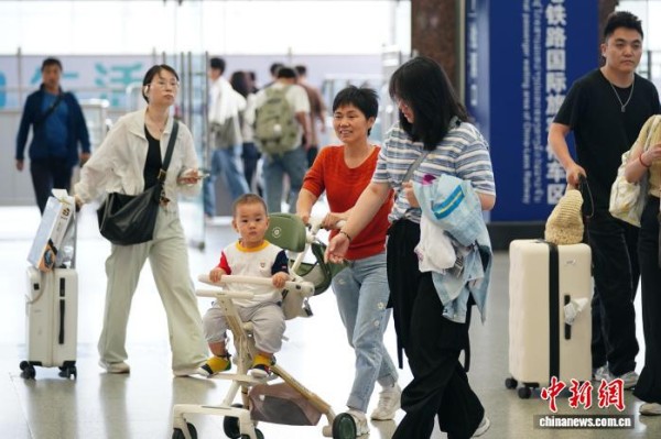 图为云南昆明，旅客在昆明站乘车。中新社记者 刘冉阳 摄