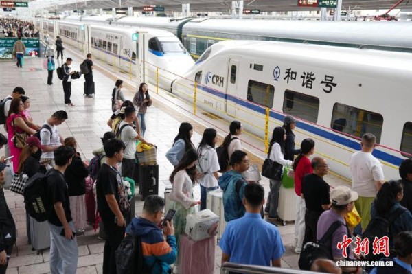 图为云南昆明，旅客在昆明站候车。中新社记者 刘冉阳 摄