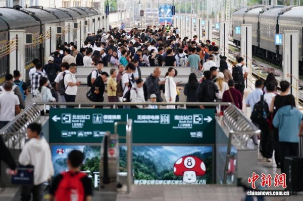 图为云南昆明，旅客在昆明站候车。中新社记者 刘冉阳 摄