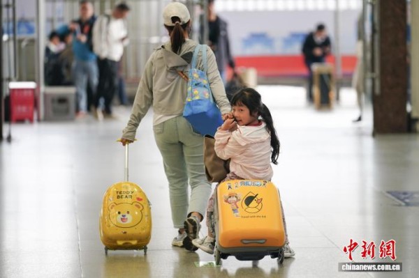 图为云南昆明，旅客在昆明站乘车。中新社记者 刘冉阳 摄