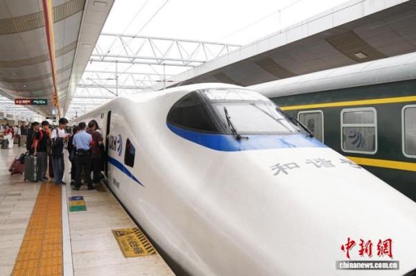 图为云南昆明，旅客在昆明站乘车。中新社记者 刘冉阳 摄