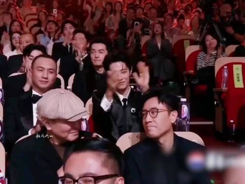 肖战台下抓拍片段展现谦逊教养