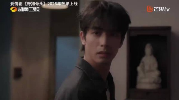 野狗骨头引共鸣，暴雨霓虹下破碎灵魂的救赎