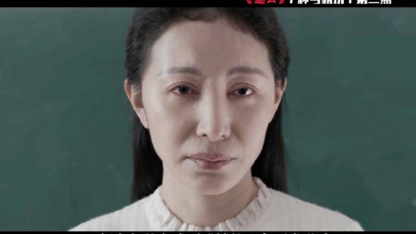 老师像往常一样来教室上课,结果却在书本里藏了把匕首!