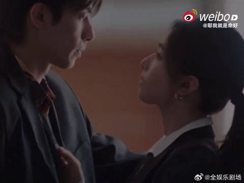 全网狂夸的复古质感,昏暗巷弄、旧台球厅,完美还原千禧年独有的港风韵味