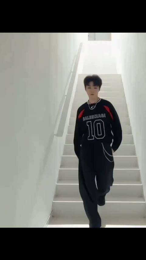 王俊凯练习室舞蹈视频曝光，腰线配饰引热议