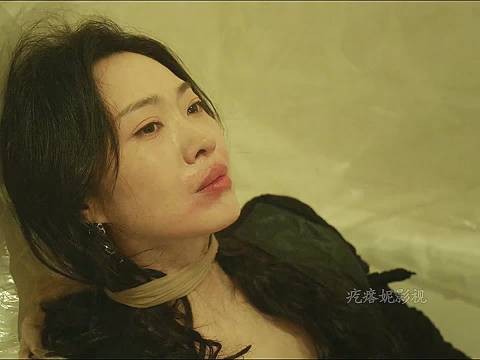 女人被俩狠人抓住威胁要钱搜 ,不料女人比他们还狠…..