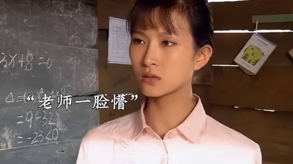 老师只是摸了一下男孩的头，却因此惹下了祸端！