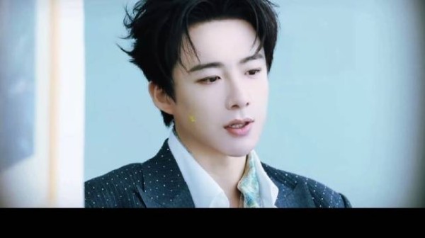 霸总真的好帅 脸上的小星星特别迷人