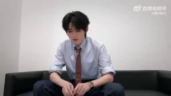 宋亚轩穿衬衫清唱行走的鱼细腻嗓音戳人心