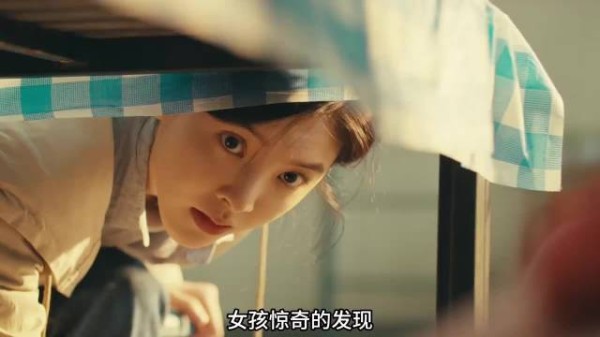女孩惊奇地发现，女房东的手指甲长反了