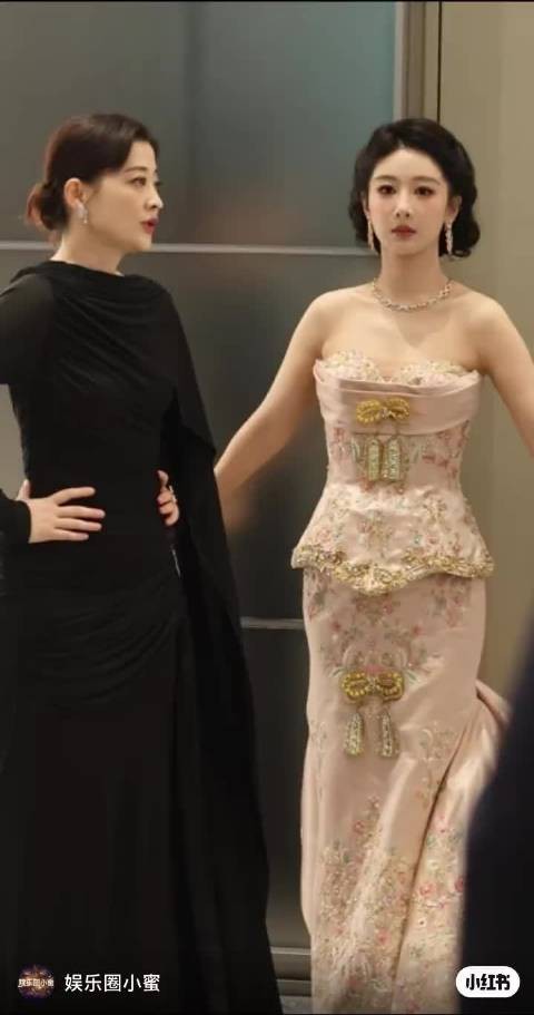 杨紫白玉兰后台也太可爱了，跟梅婷麻麻身边像个小baby