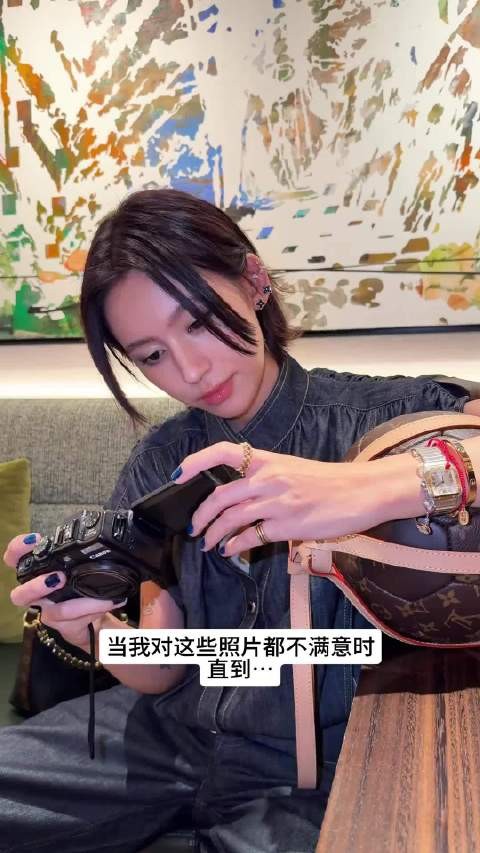 王嘉尔示范拍照姿势，破解僵硬尴尬