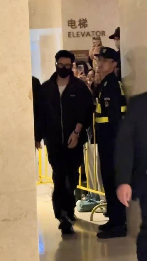 张凌赫190cm身高穿皮衣展完美头身比