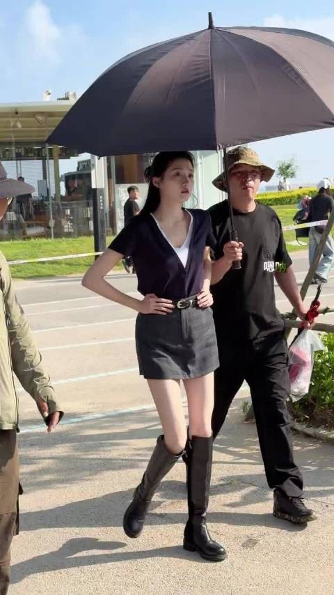 关晓彤现在看着真是薄薄一片 上红毯也更美了 瘦十三斤真是不一样