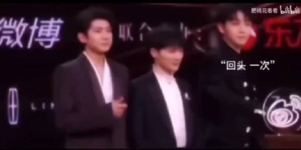 @TFBOYS-王源 世纪同框，感谢周深 救场 ！