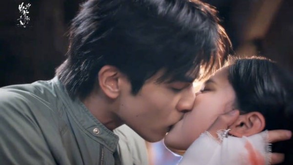 张婧仪宋威龙片场即兴演绎吵架吻戏