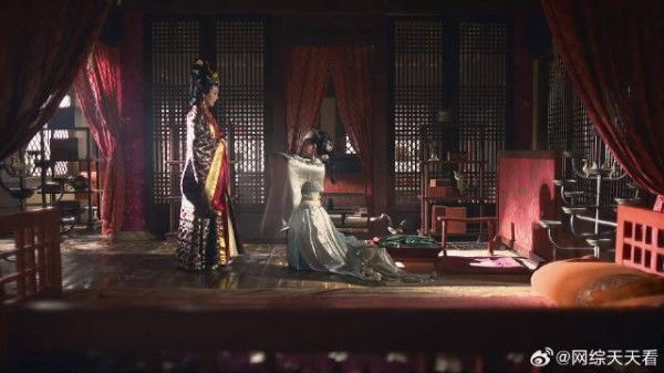 向夫人拜见王后 两人开撕,奈何向夫人实力太弱鸡