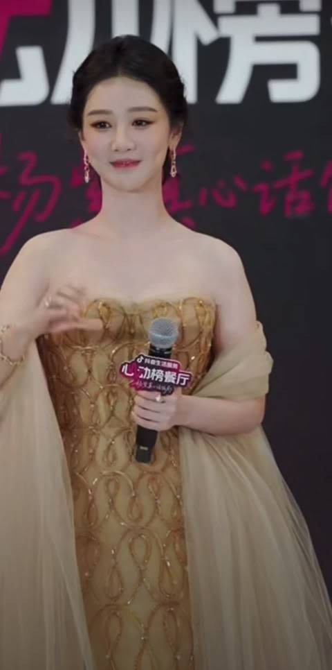 杨紫活动结束叮嘱粉丝注意安全,鞠躬致谢相约再见