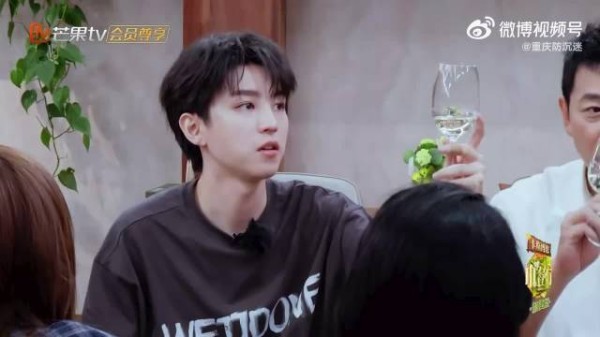 王俊凯教张雅琪倒酒这段真的好帅啊，完全理想型
