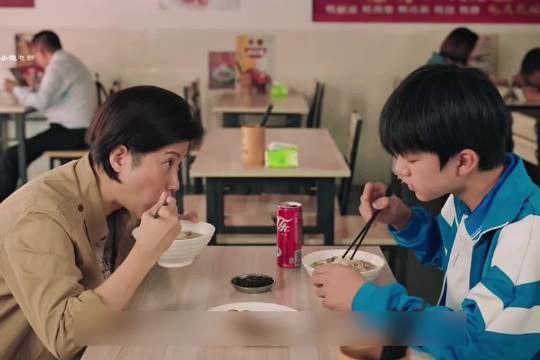 警察带儿子吃饭，没想到竟被混混挑衅
