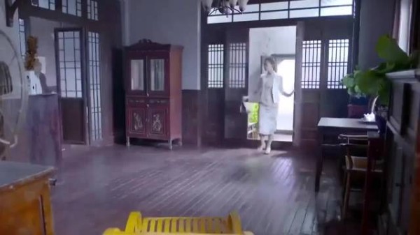 女子偶遇神秘特工田鼠，身份疑云引风暴
