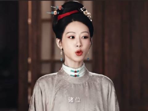 杨紫父亲手捧奖杯为女儿庆祝,见证荧屏荣光