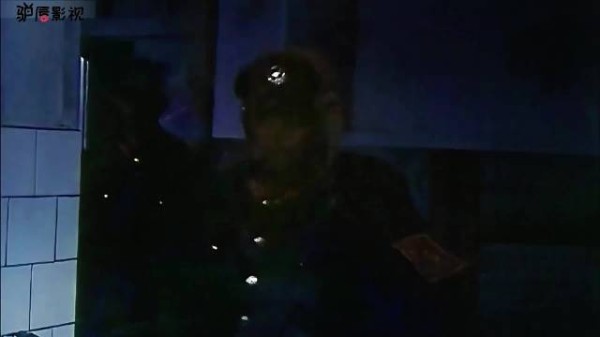 卧底警察遇险，男孩蚂蚱智助神犬擒贼
