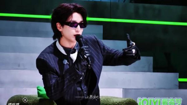 严浩翔捂嘴旁观VaVa梁源争执，Top Barry沉默打拍