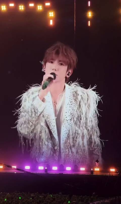 王源演唱会遇雨喊话家人们,35场演出与粉丝共赴星海
