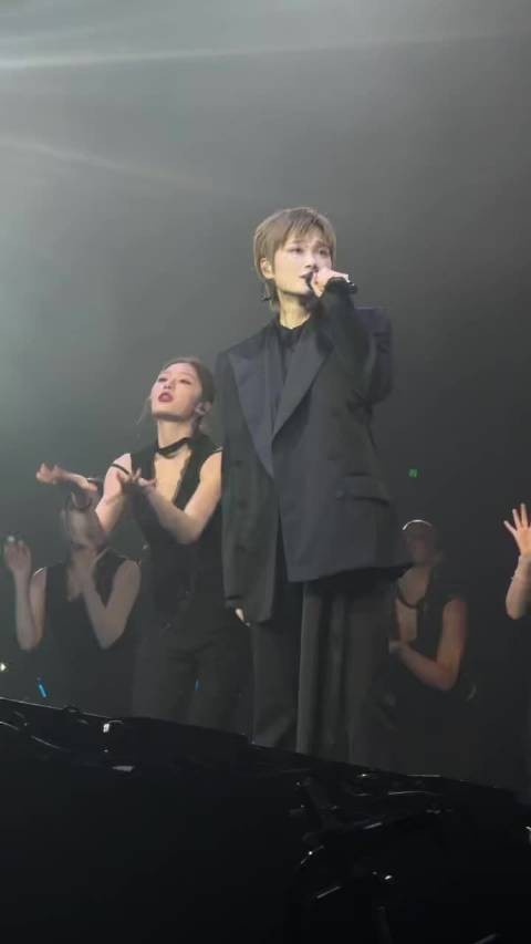 李宇春黑西装亮相DJ舞台改编曲目氛围感拉满