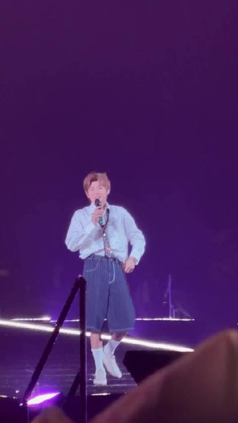 谁能拒绝王源的小幽默！巡演专属彩蛋把关顶棚做成惊喜，随性有趣哈哈哈！