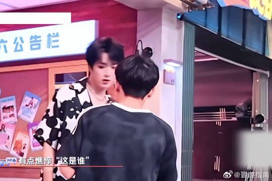 简简单单一段同框,一个专注耍帅,一个默默发笑,少年感直接溢出屏幕