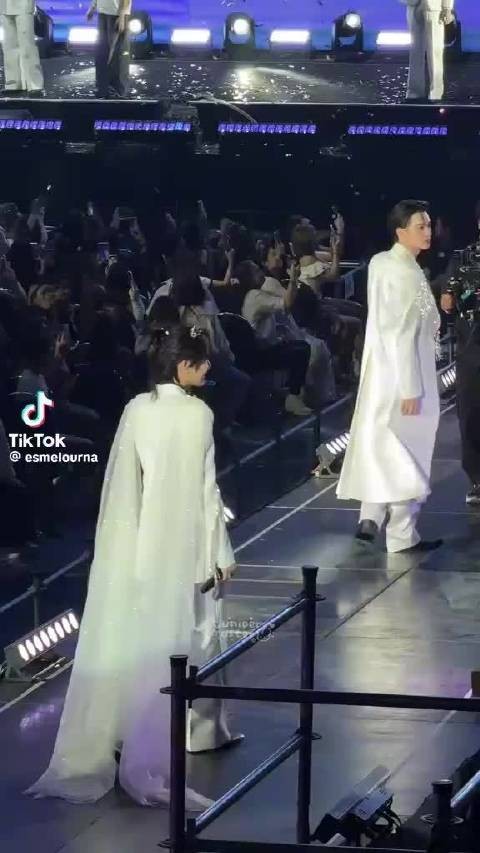 小狗狗要和主人手牵手在一起耶