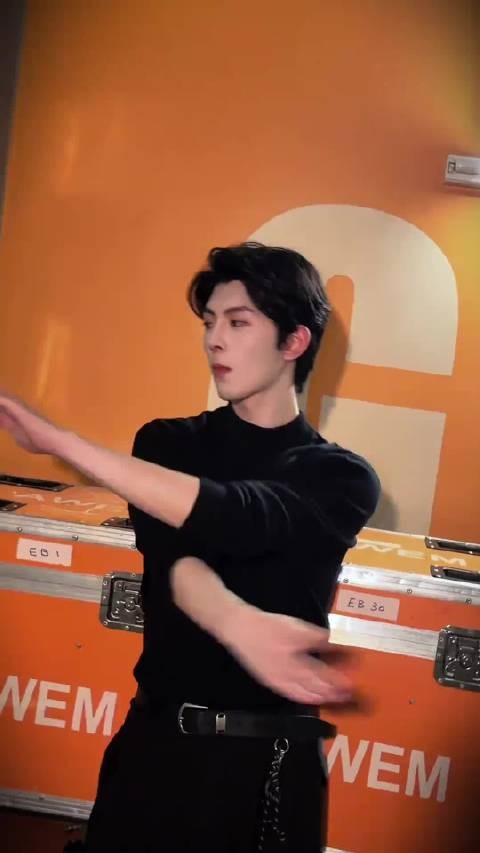 邱鼎杰抖更新ggez手势舞，舞蹈运镜获赞