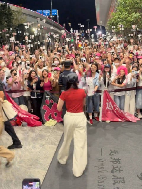 人山人海迪丽热巴还收到了一包信!