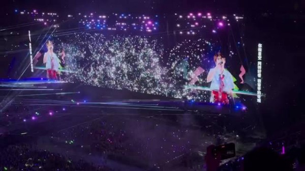 王源上海演唱会延伸台达53米，与粉丝近距离互动