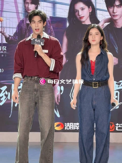 播报看热剧｜@宋威龙99 @张婧仪 复古风舞蹈～～宋威龙最后还萌萌比耶！