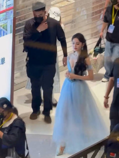 真公主就这样从眼前走过 妆发满分 我确认热巴是公主