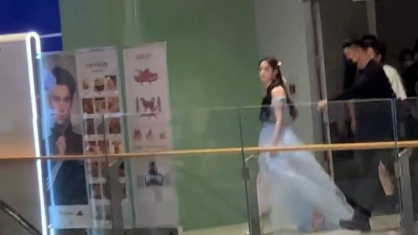 现场实在太多人了 来看看高糊镜头下的美貌