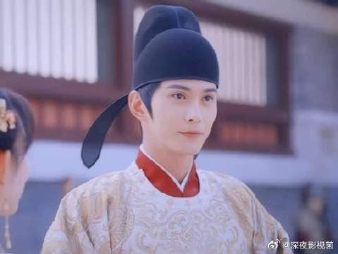 做了太子还是没忘了叉腰