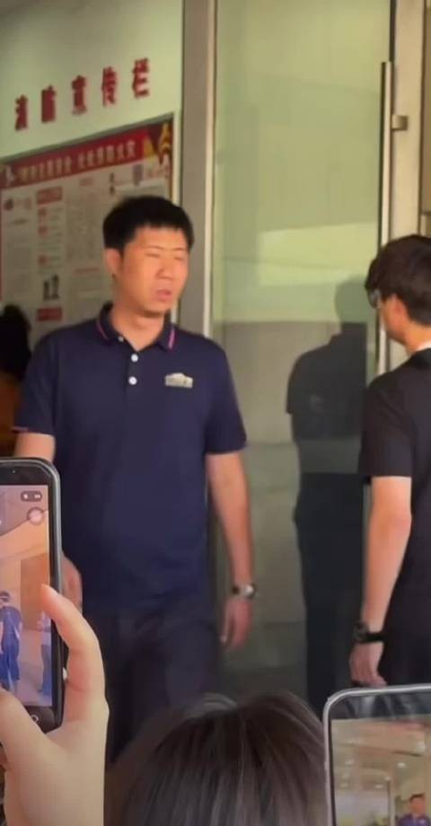 秦霄贤下班与粉丝互动收信